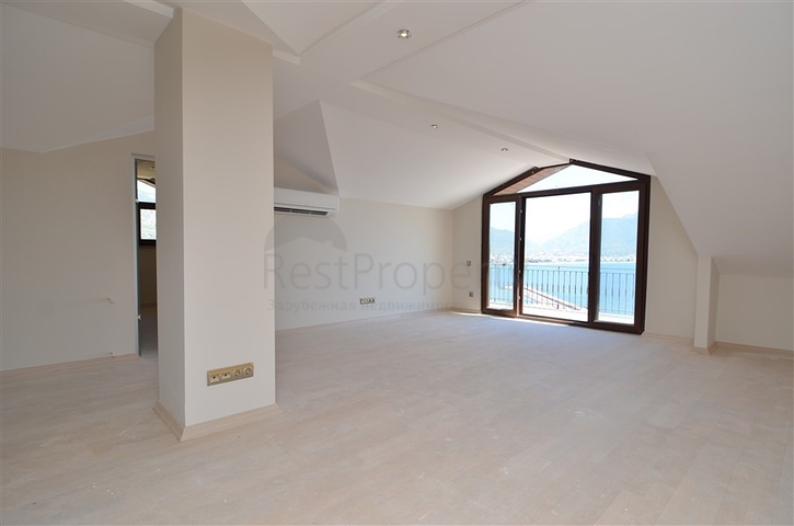 قصر فاخر باطلالة بحرية في الانيا 