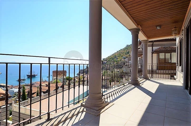 قصر فاخر باطلالة بحرية في الانيا 