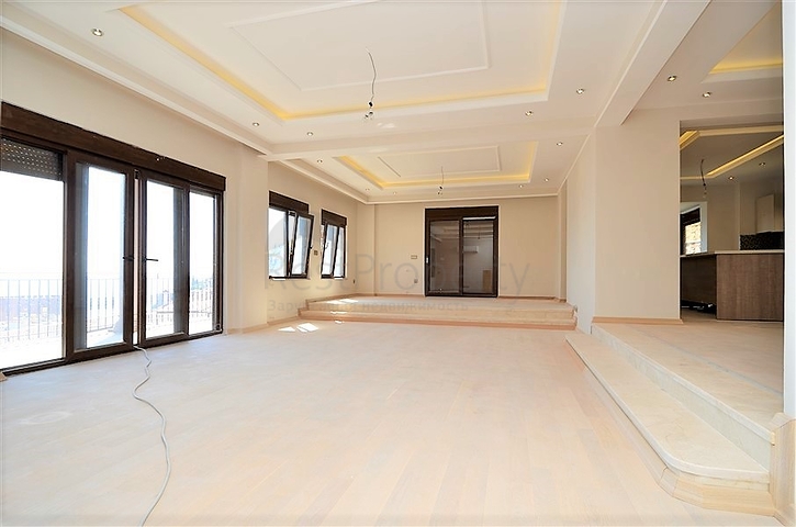 قصر فاخر باطلالة بحرية في الانيا 