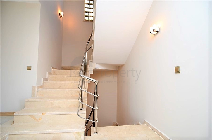 قصر فاخر باطلالة بحرية في الانيا 