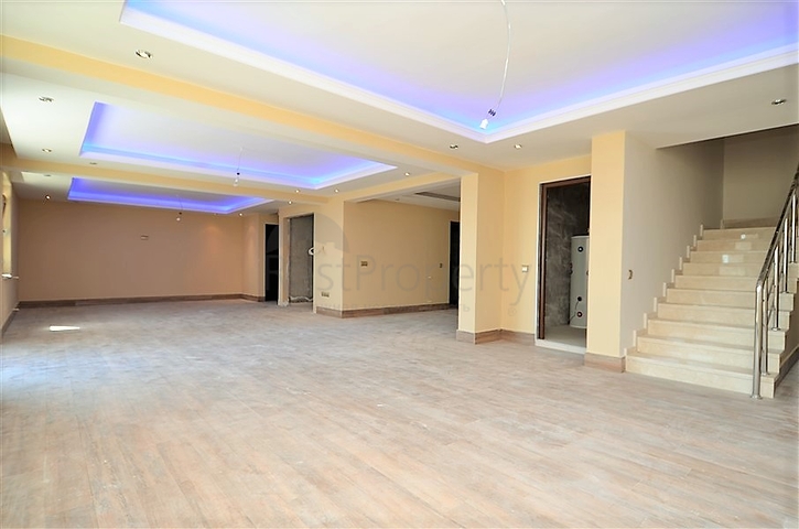 قصر فاخر باطلالة بحرية في الانيا 