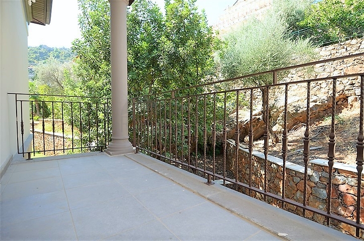 قصر فاخر باطلالة بحرية في الانيا 