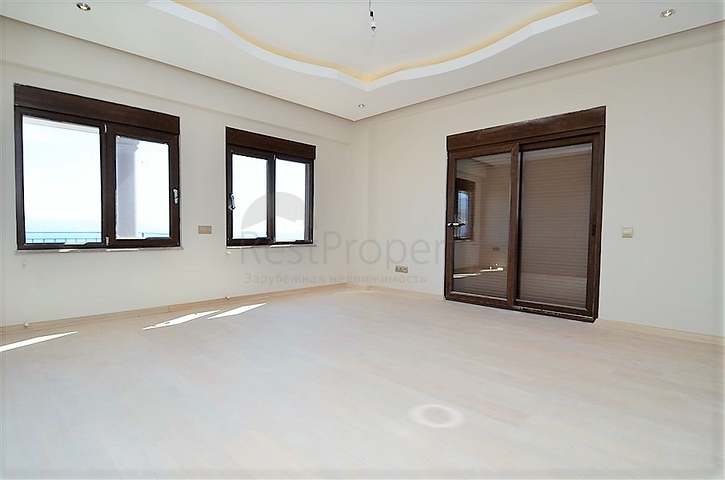 قصر فاخر باطلالة بحرية في الانيا 