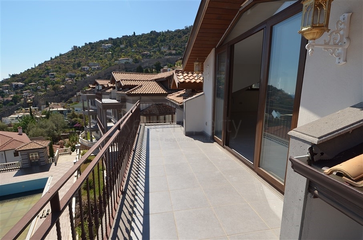 قصر فاخر باطلالة بحرية في الانيا 