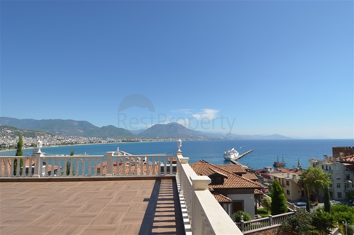 قصر فاخر باطلالة بحرية في الانيا 