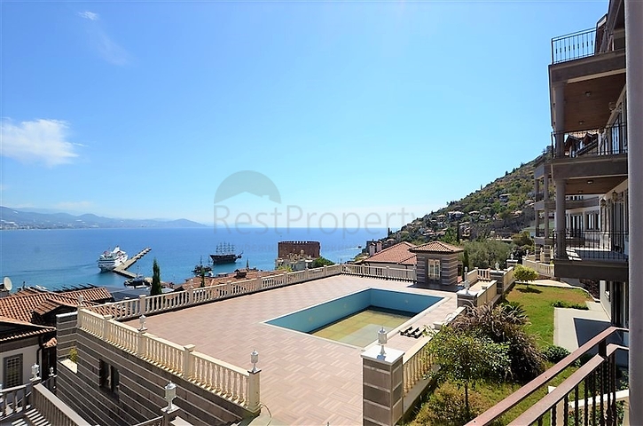 قصر فاخر باطلالة بحرية في الانيا 