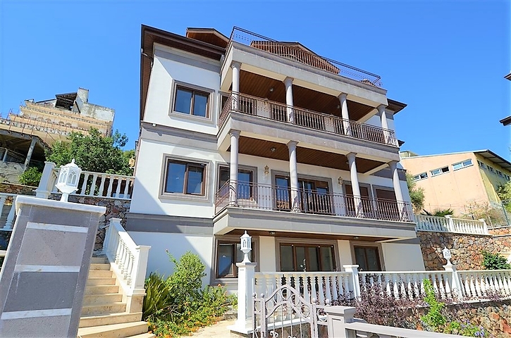 قصر فاخر باطلالة بحرية في الانيا 