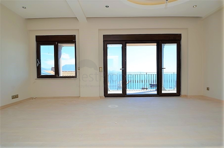 قصر فاخر باطلالة بحرية في الانيا 