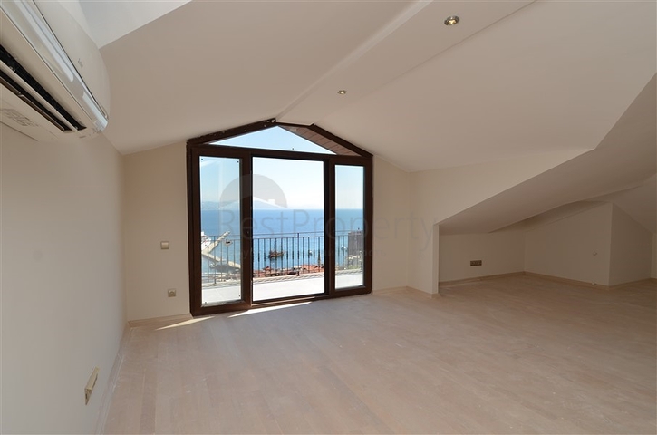 قصر فاخر باطلالة بحرية في الانيا 