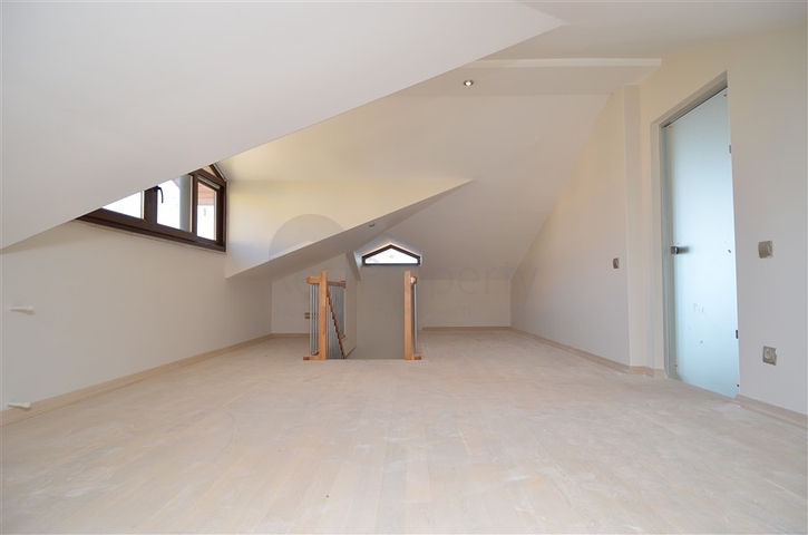 قصر فاخر باطلالة بحرية في الانيا 