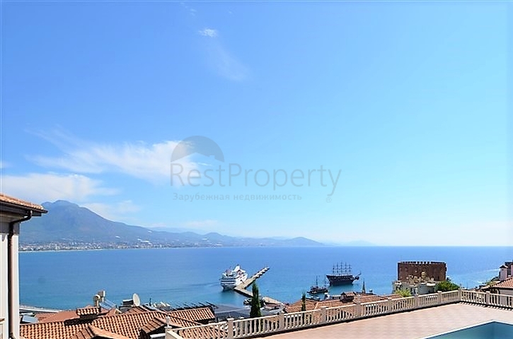 قصر فاخر باطلالة بحرية في الانيا 