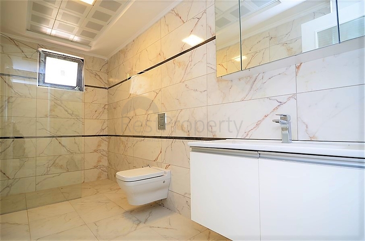 قصر فاخر باطلالة بحرية في الانيا 