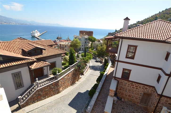 قصر فاخر باطلالة بحرية في الانيا 