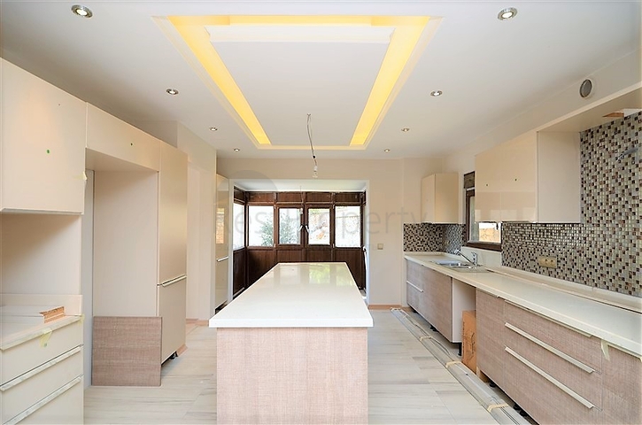 قصر فاخر باطلالة بحرية في الانيا 