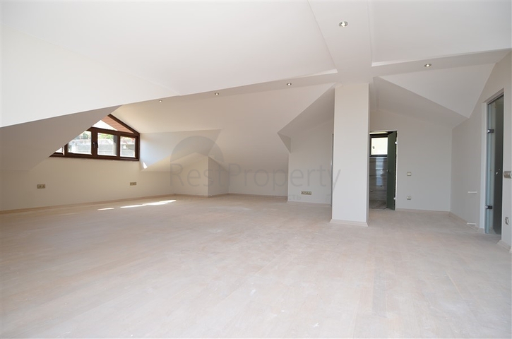 قصر فاخر باطلالة بحرية في الانيا 