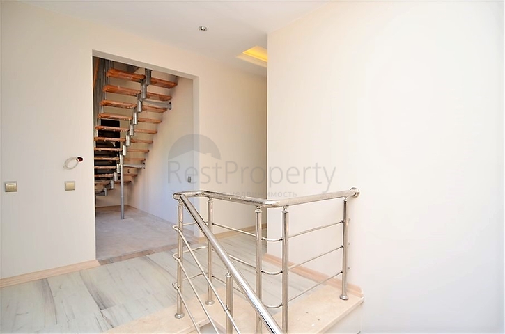 قصر فاخر باطلالة بحرية في الانيا 