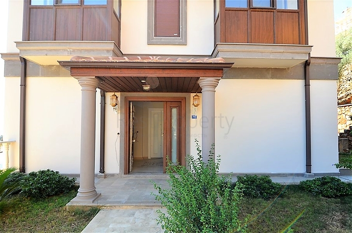 قصر فاخر باطلالة بحرية في الانيا 