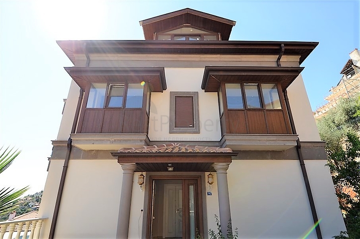 قصر فاخر باطلالة بحرية في الانيا 