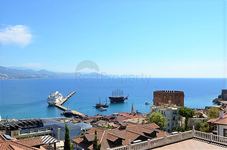 قصر فاخر باطلالة بحرية في الانيا 