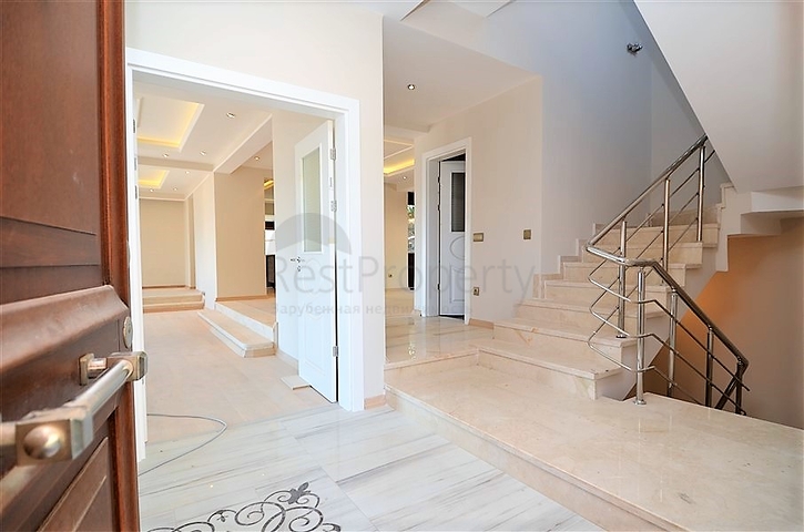 قصر فاخر باطلالة بحرية في الانيا 