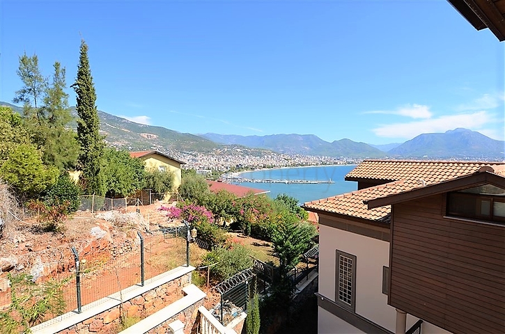 قصر فاخر باطلالة بحرية في الانيا 