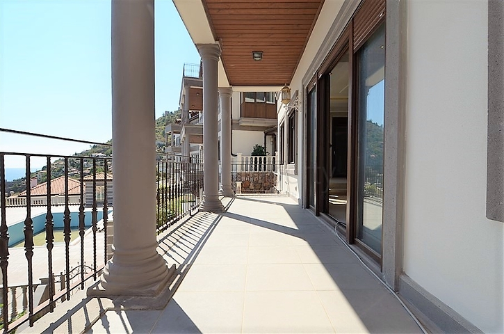 قصر فاخر باطلالة بحرية في الانيا 