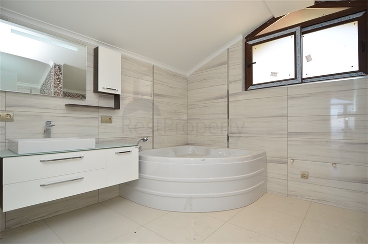 قصر فاخر باطلالة بحرية في الانيا 