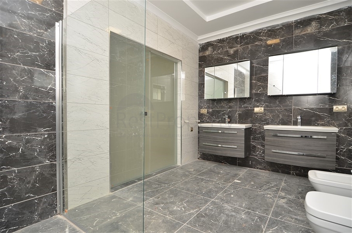 قصر فاخر باطلالة بحرية في الانيا 