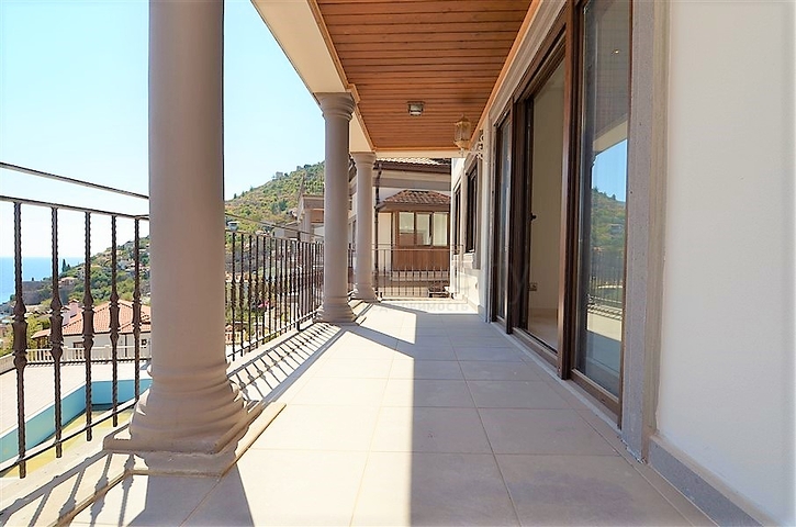 قصر فاخر باطلالة بحرية في الانيا 