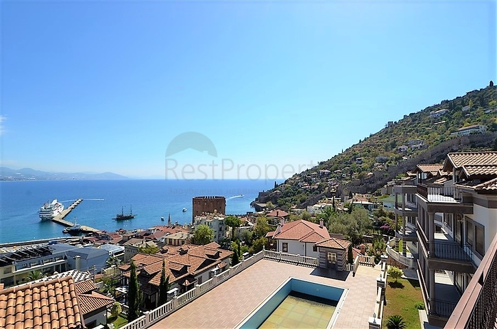 قصر فاخر باطلالة بحرية في الانيا 