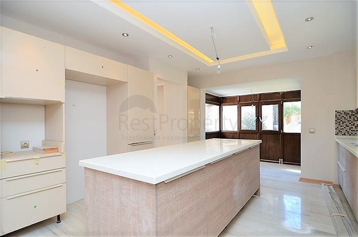 قصر فاخر باطلالة بحرية في الانيا 