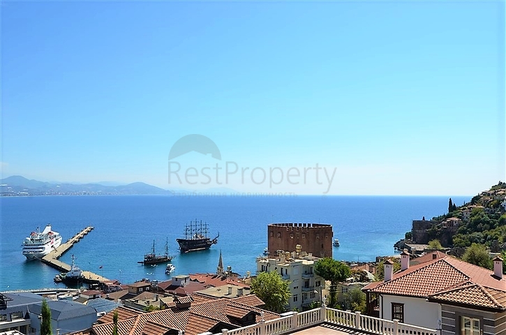 قصر فاخر باطلالة بحرية في الانيا 