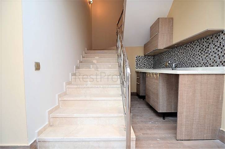 قصر فاخر باطلالة بحرية في الانيا 