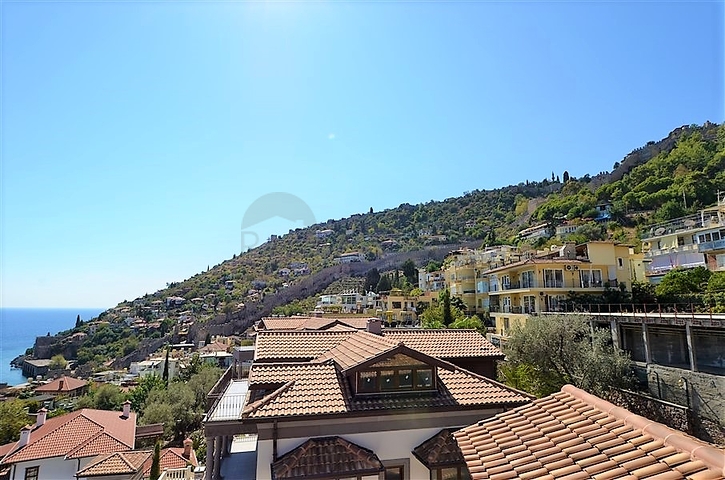 قصر فاخر باطلالة بحرية في الانيا 