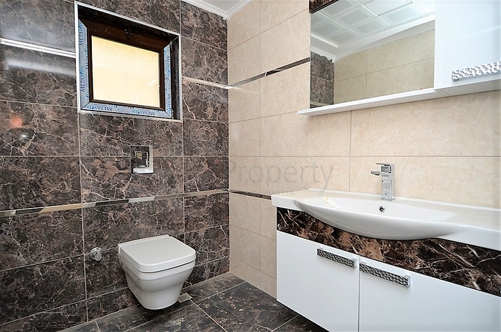 قصر فاخر باطلالة بحرية في الانيا 