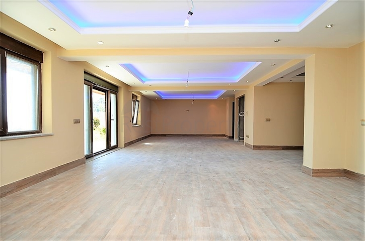 قصر فاخر باطلالة بحرية في الانيا 