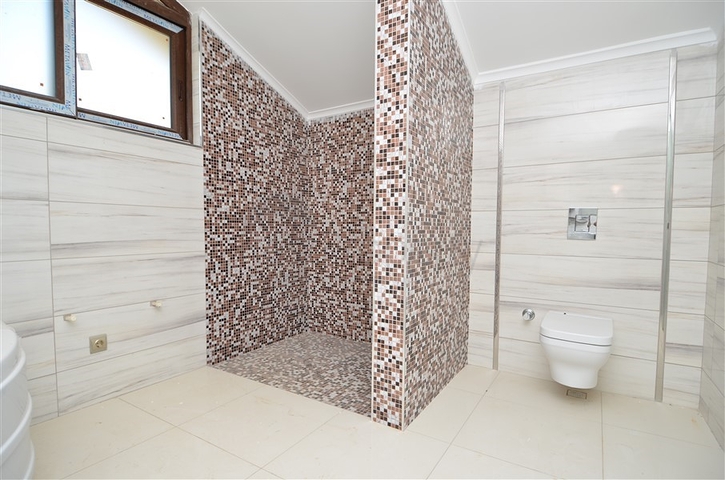 قصر فاخر باطلالة بحرية في الانيا 