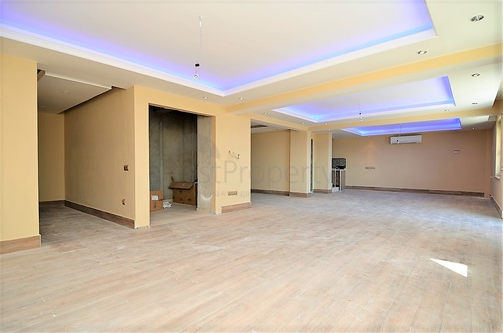 قصر فاخر باطلالة بحرية في الانيا 