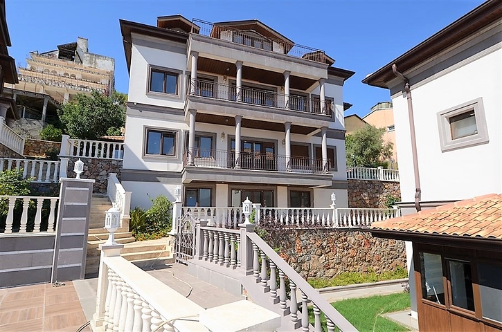 قصر فاخر باطلالة بحرية في الانيا 