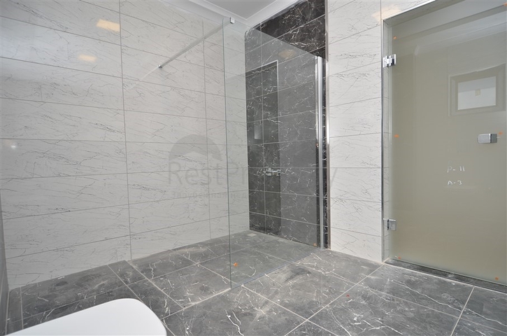 قصر فاخر باطلالة بحرية في الانيا 