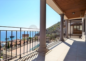 قصر فاخر باطلالة بحرية في الانيا 