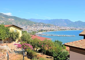 قصر فاخر باطلالة بحرية في الانيا 