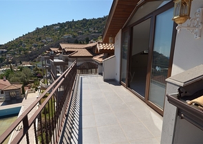 قصر فاخر باطلالة بحرية في الانيا 