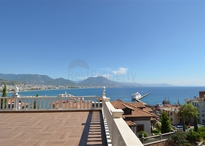 قصر فاخر باطلالة بحرية في الانيا 