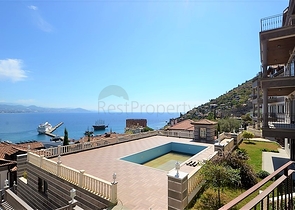 قصر فاخر باطلالة بحرية في الانيا 