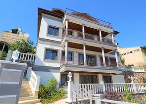 قصر فاخر باطلالة بحرية في الانيا 