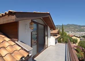 قصر فاخر باطلالة بحرية في الانيا 