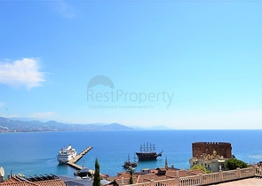 قصر فاخر باطلالة بحرية في الانيا 