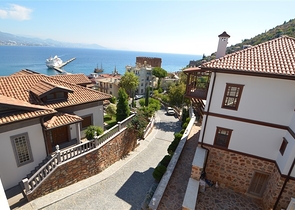 قصر فاخر باطلالة بحرية في الانيا 