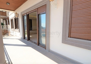 قصر فاخر باطلالة بحرية في الانيا 